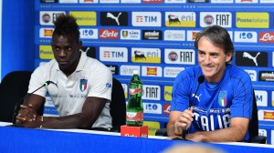 Il ct Roberto Mancini accanto a Mario Balotelli durante la conferenza stampa prima di Italia-Olanda (foto Ansa.it)