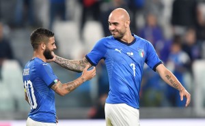 Simone Zaza festeggia con il capitano azzurro Lorenzo Insigne il gol segnato contro l'Olanda (foto Ansa.it)