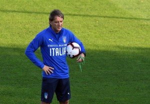 Il commissario tecnico Roberto Mancini durante l'allenamento a Coverciano (foto Ansa.it)