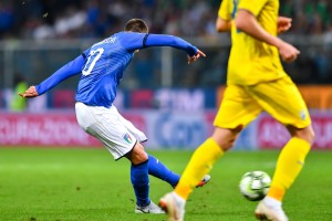 Il tiro dell'azzurro Federico Bernardeschi che porta in vantaggio l'Italia sull'Ucraina (foto Ansa.it)