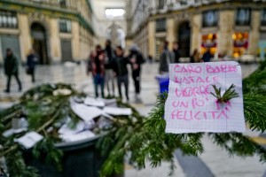 Rubato l'albero di Natale collocati nella galleria Umberto a Napoli (foto Ansa)